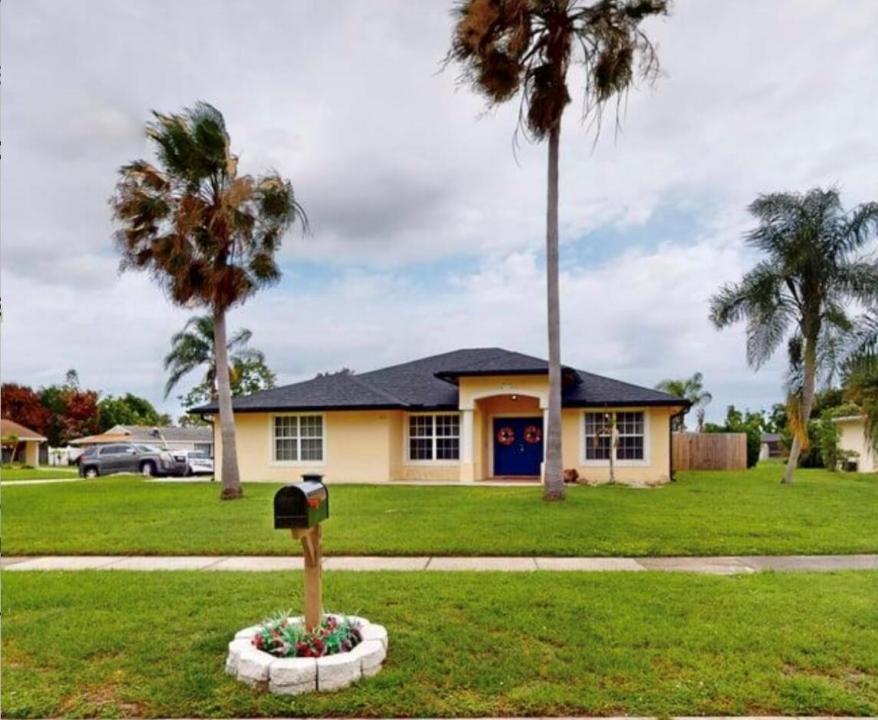 201 NE Faring Avenue, Port St. Lucie, Floride 34983, États-Unis