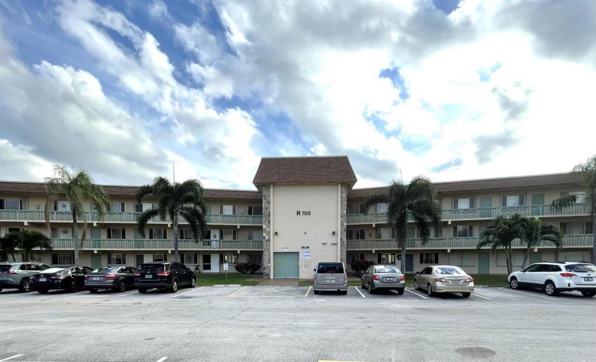 700 Village Green Court 319, Palm Springs, Floride 33461, États-Unis