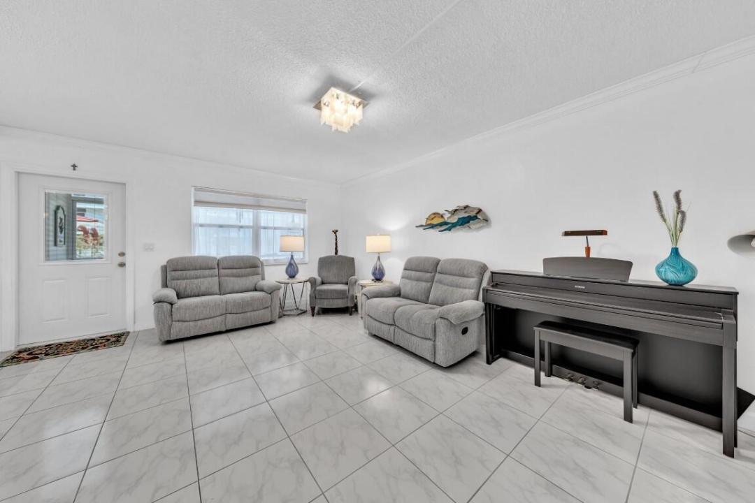 580 Egret Drive 121, Hallandale Beach, Florida 33009, USA