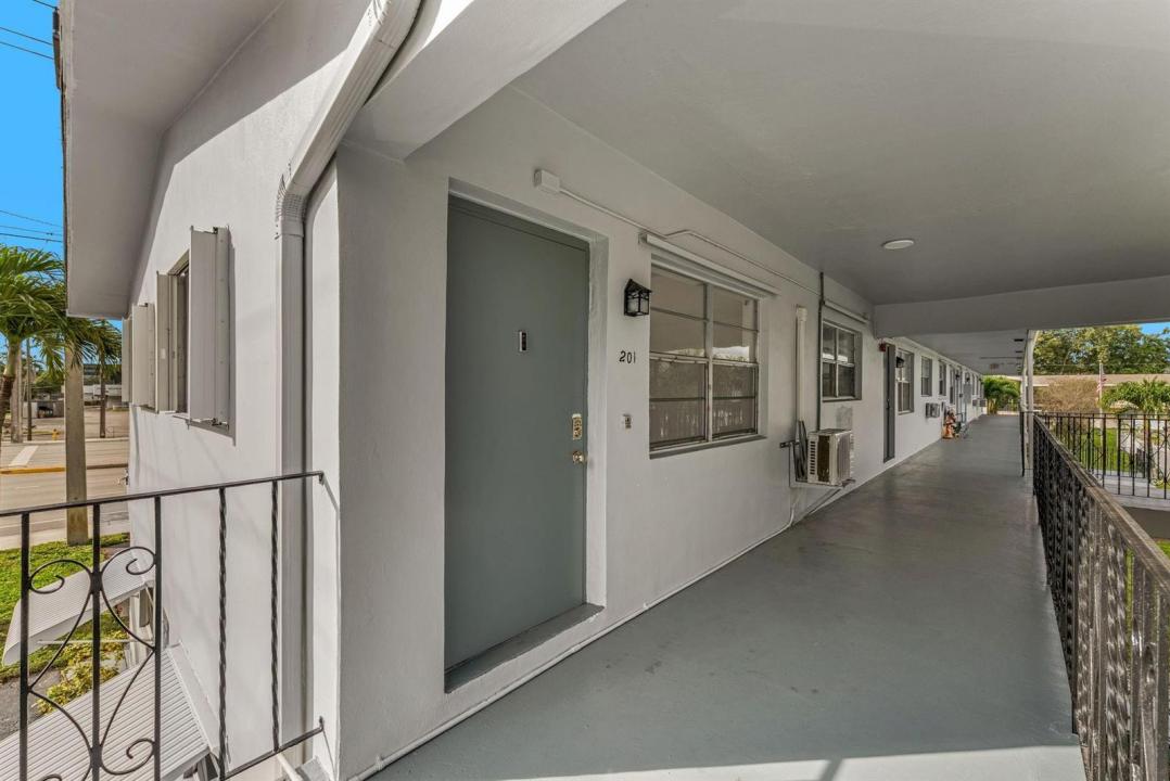 7401 Pines Boulevard 201, Pembroke Pines, Flórida 33024, Estados Unidos