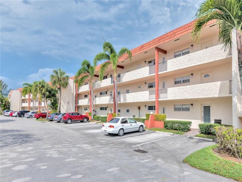 9800 N Hollybrook Lake Drive 202, Pembroke Pines, Floride 33025, États-Unis