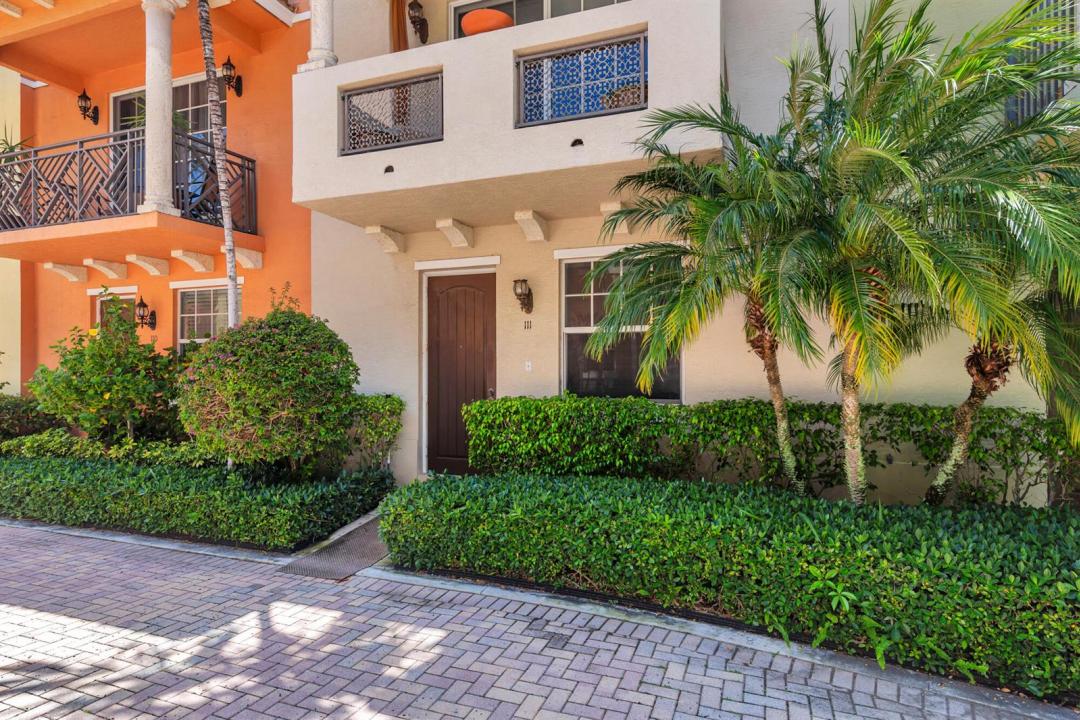 219 N L Street 111, Florida 33460, USA