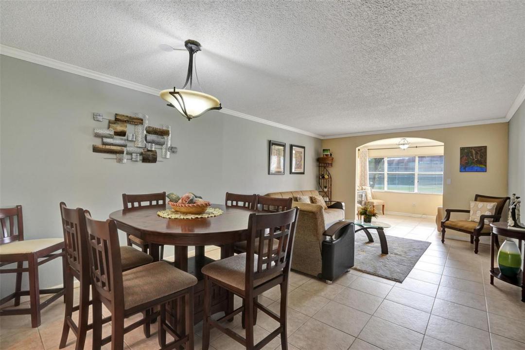 9821 Sunrise Lakes Boulevard 106, Sunrise, Floride 33322, États-Unis
