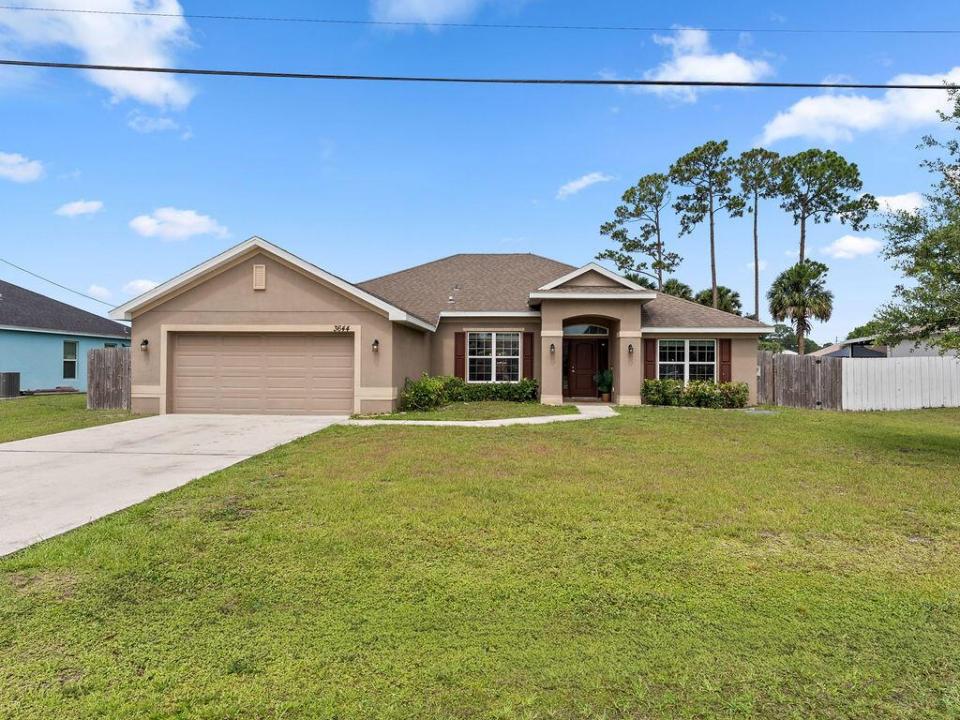 3644 SW Ballweg Street, Port St. Lucie, Floryda 34953, USA