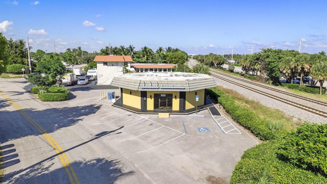888 E Coast Avenue, Lantana, Florida 33462