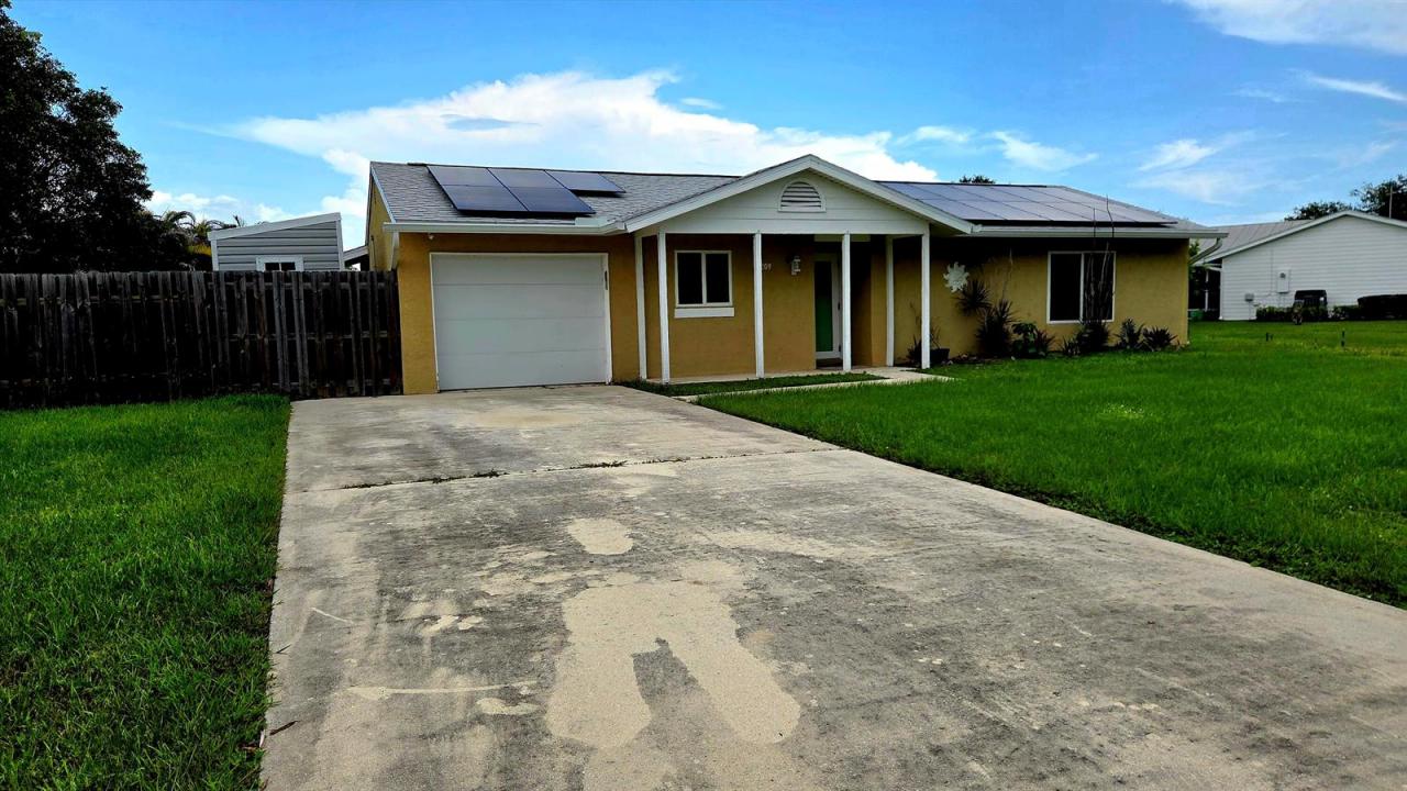 2209 SE East Dunbrooke Circle, Port St. Lucie, Floryda 34952, USA