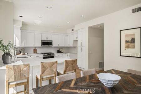 Mackenzie, Tustin, California 92782, Stati Uniti