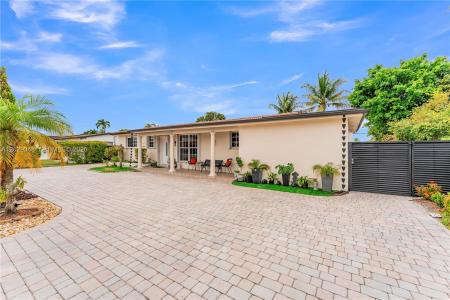 884 W 72nd Pl, Hialeah, Florida 33014, USA