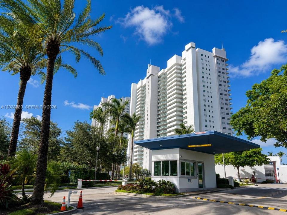 14951 Royal Oaks Ln 2002, North Miami, Floride 33181, États-Unis