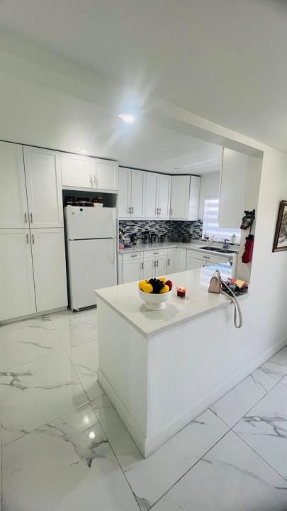 9330 S Sunrise Lakes Boulevard 304, Sunrise, Florida 33322, USA