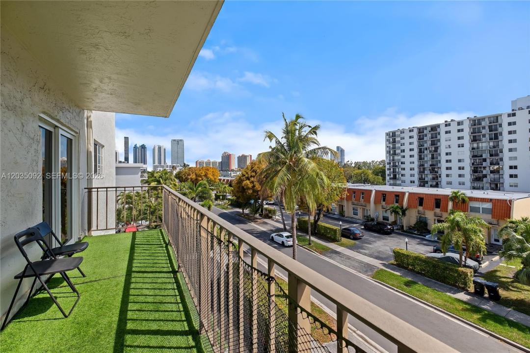 3665 NE 167th St 409, North Miami Beach, Floride 33160, États-Unis