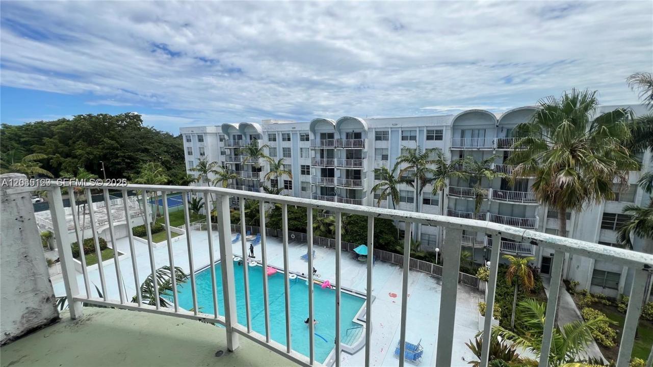 486 NW 165th St Rd B-606, Miami, Floride 33169, États-Unis