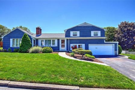 62 Meadowcrest Drive, Cumberland, Rhode Island 02864, USA