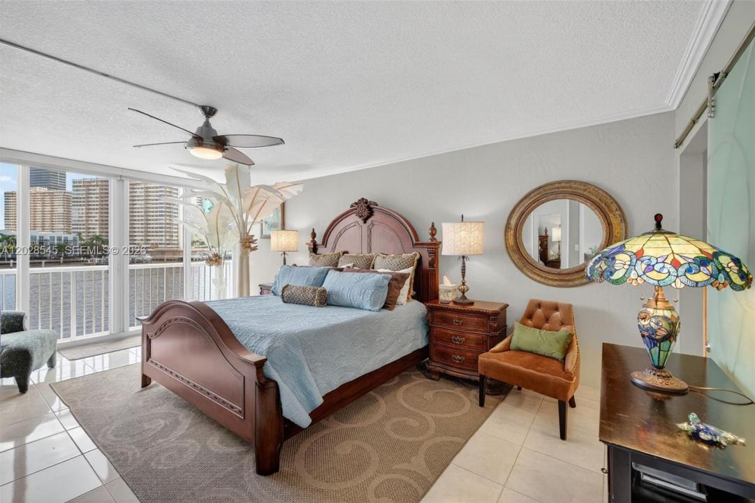121 Golden Isles Dr 205, Hallandale Beach, Floride 33009, États-Unis
