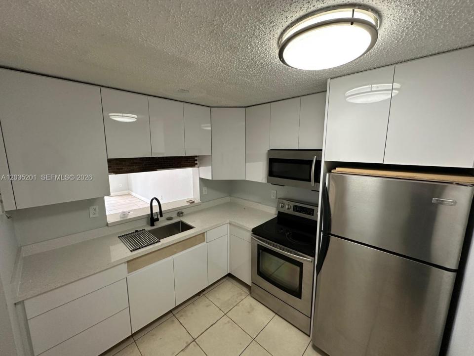 484 NW 165th St Rd A-109, Miami, Floride 33169, États-Unis