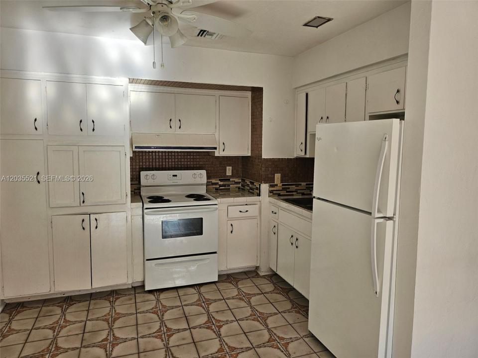 709 NE 4th Ct 6, Hallandale Beach, Florida 33009, USA
