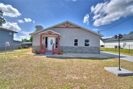 208 Center Street, Florida 33823, USA