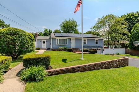 7 Oakcrest Drive, North Providence, Rhode Island 02904, USA