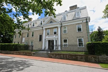 1 Oakwood Terrace 7, Newport, Rhode Island 02840, USA
