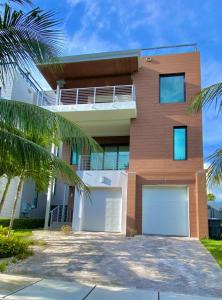 348 Balboa Street, Hollywood, Florida 33019