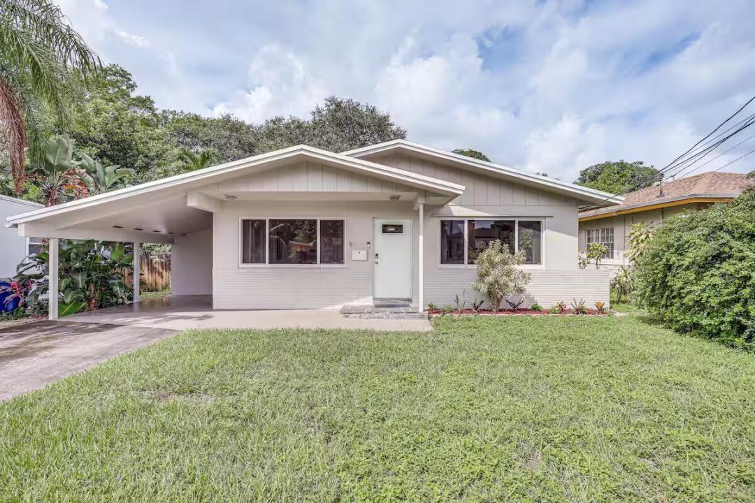 124 SW 2nd Avenue, Hallandale Beach, Florida 33009