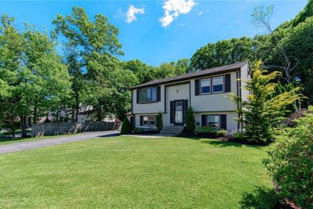 42 Seminole Trail, Cranston, Rhode Island 02921, USA