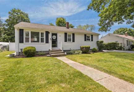 33 Fairhaven Drive, Cumberland, Rhode Island 02864, USA