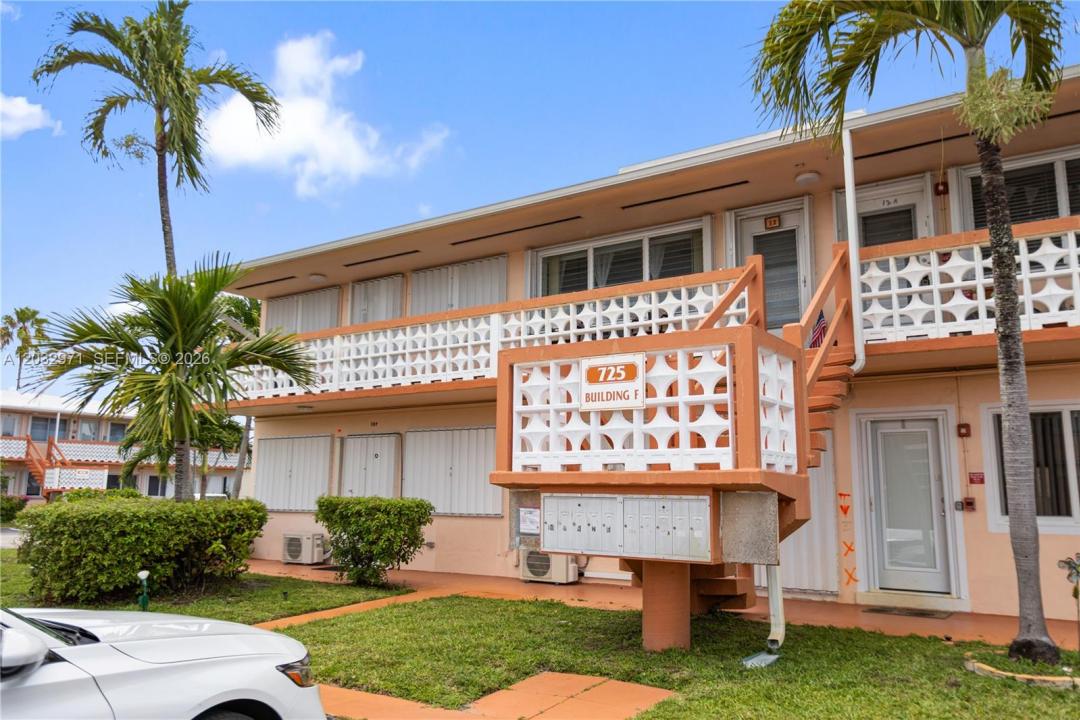 725 SW 11th Ave 12, Hallandale Beach, Florida 33009, USA