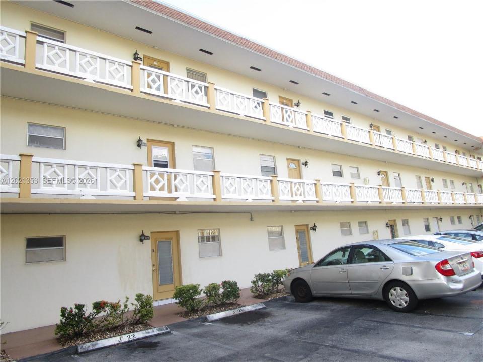 5111 W OAKLAND PARK BLVD 301, Lauderdale Lakes, Florida 33313