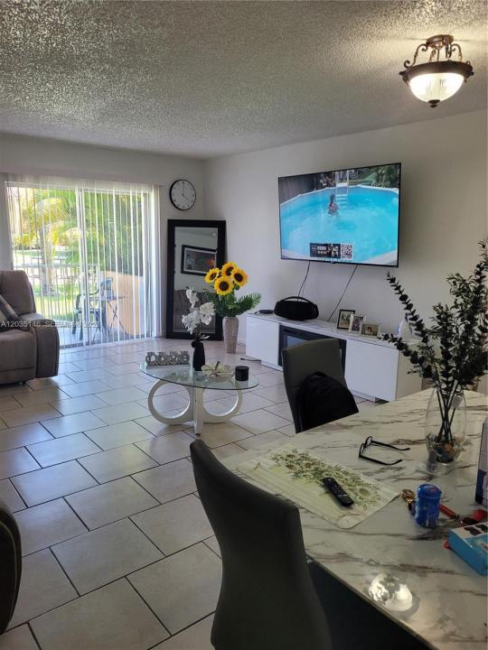 18101 NW 68th Ave E105, Hialeah, Florida 33015, USA