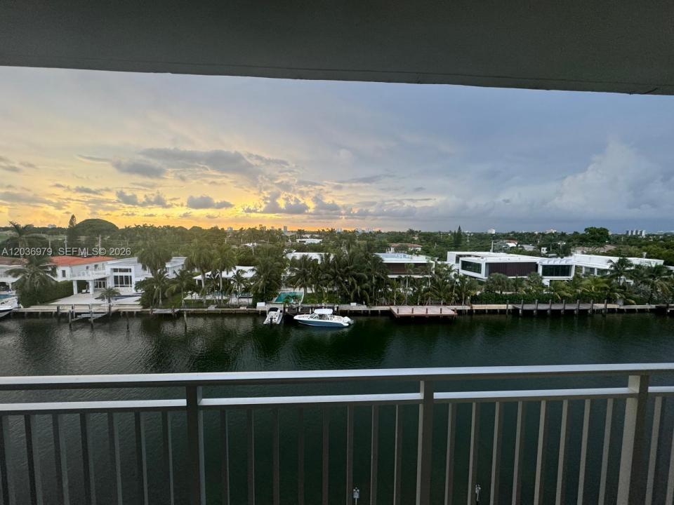 9500 W Bay Harbor Dr 6C, Bay Harbor Islands, Floryda 33154, USA
