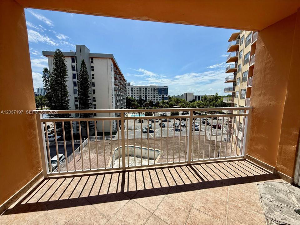 2025 NE 164th St 507, North Miami Beach, Florida 33162, USA