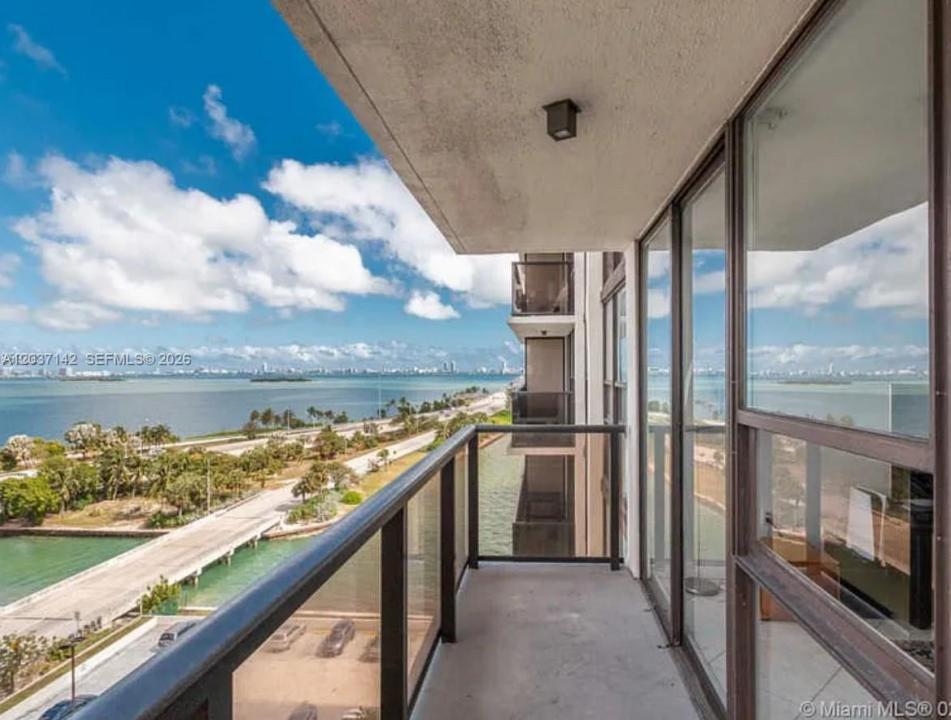 600 NE 36th St 1006, Miami, Florida 33137, USA