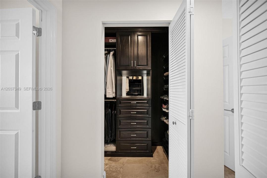 8390 SW 72nd Ave 905, Miami, Florida 33143, Stati Uniti