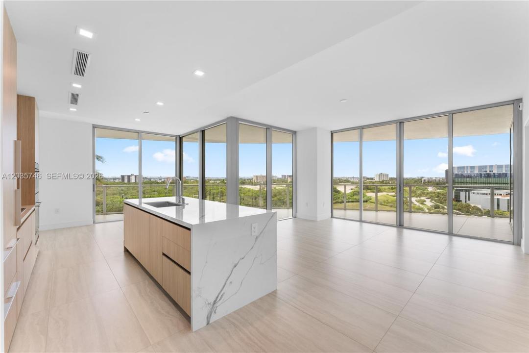 2411 Laguna Circle 705, North Miami, Floride 33181, États-Unis