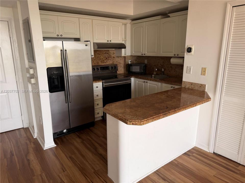 3500 Coral Way 907, Miami, Florida 33145, Stati Uniti