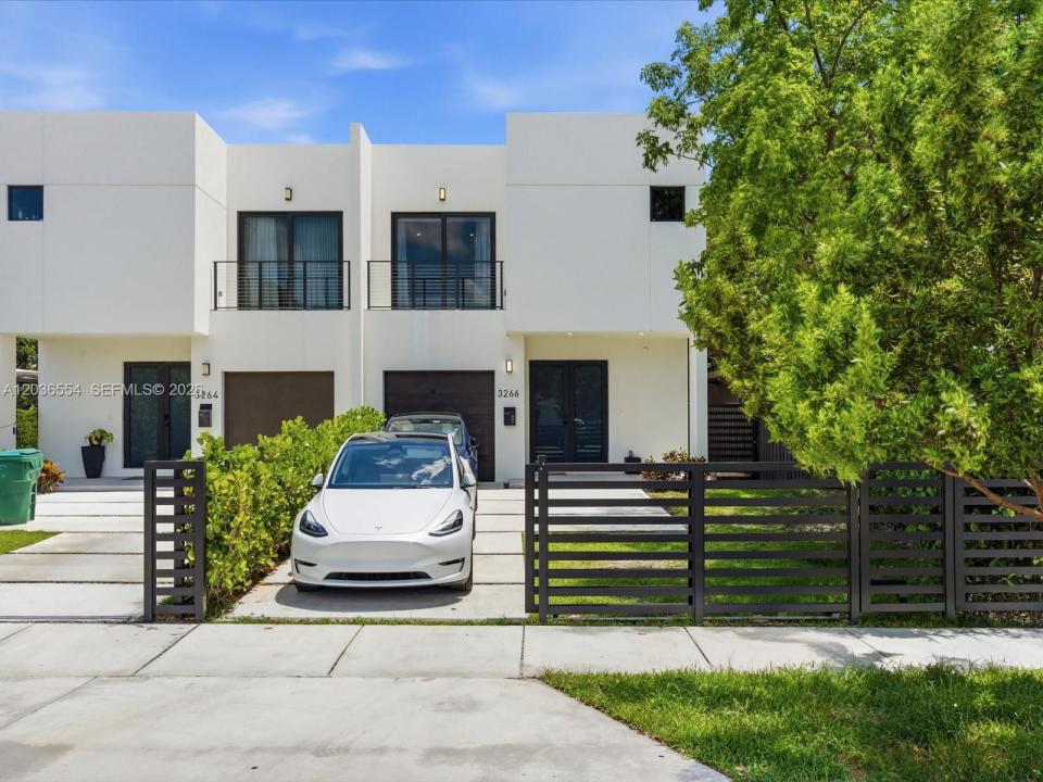 3266 SW 25th Ter, Miami, Florida 33133, USA