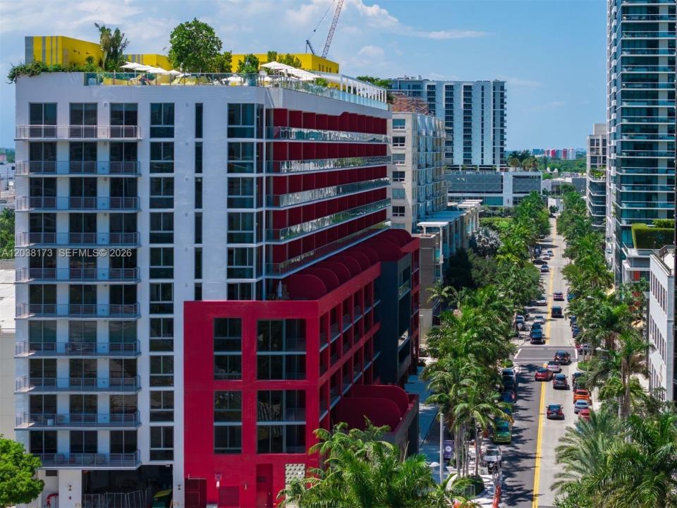 90 32 503, Miami, Florida 33131, USA