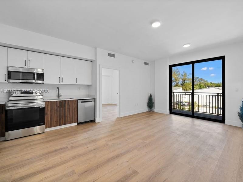 2479 NE 192nd St 306, Miami, Floryda 33180, USA