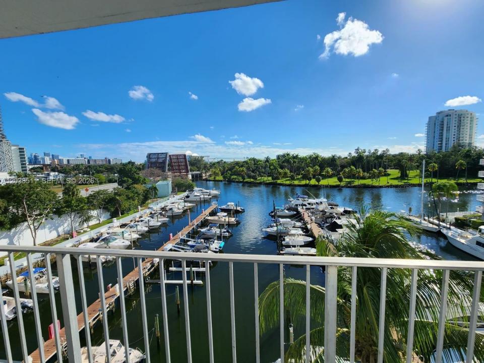 1700 NW N River Dr 606, Miami, Florida 33125, USA
