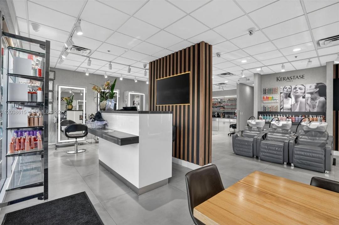 Second Generation Beauty Salon For Lease In Hialeah, Florida 33015, Stati Uniti