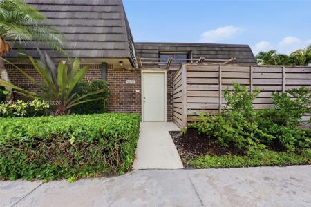 909 9th Ter, Palm Beach Gardens, Florida 33418, USA