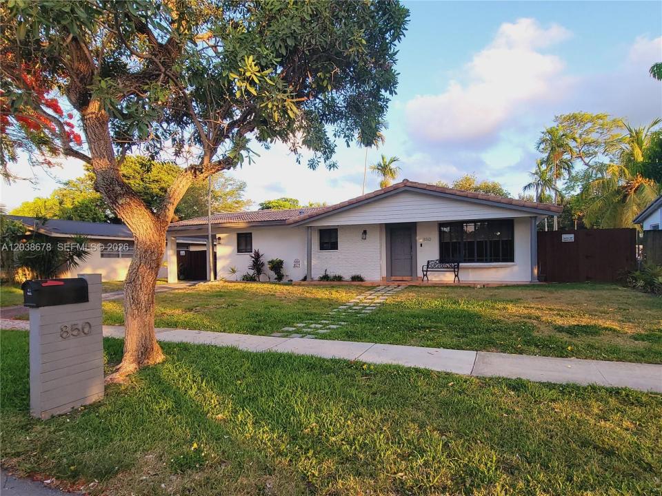 850 NE 182nd Ter, North Miami Beach, Florida 33162, Stati Uniti