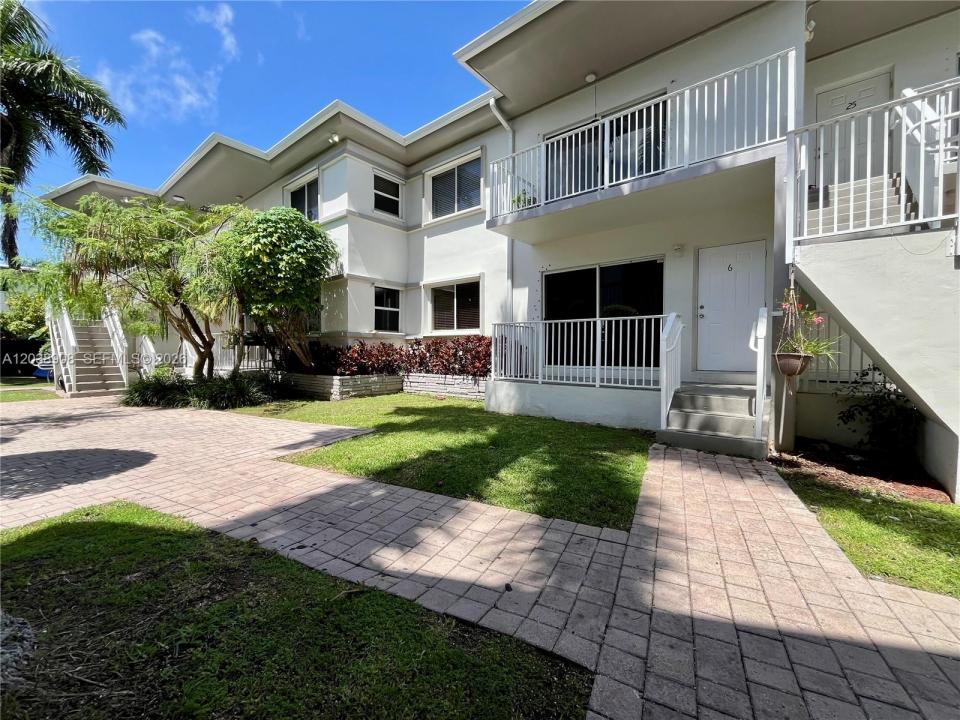 1150 99th St 6, Bay Harbor Islands, Floryda 33154, USA