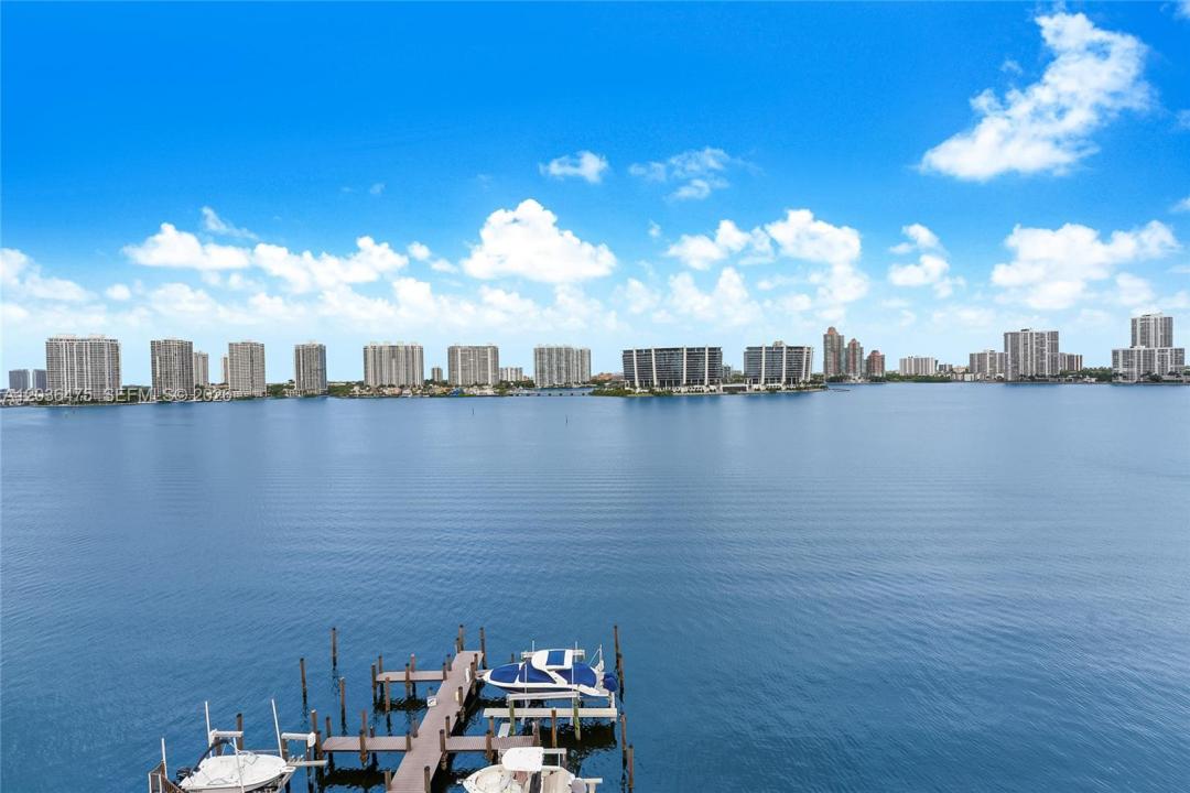 18000 N Bay Rd 902, Sunny Isles Beach, Floride 33160, États-Unis