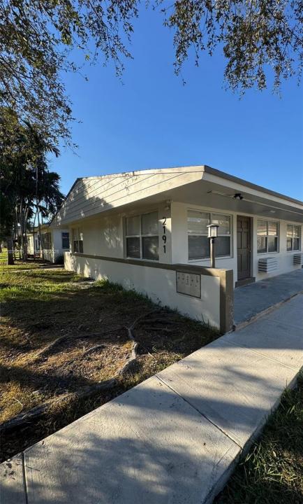 2191 NE 167th St 1, North Miami Beach, Florida 33162, USA
