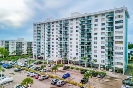 2841 NE 163rd St 704, North Miami Beach, Florida 33160, USA