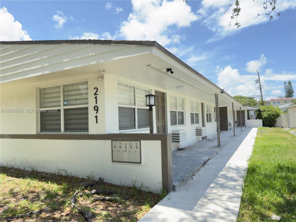 2191 NE 167th St 5, North Miami Beach, Florida 33162, USA