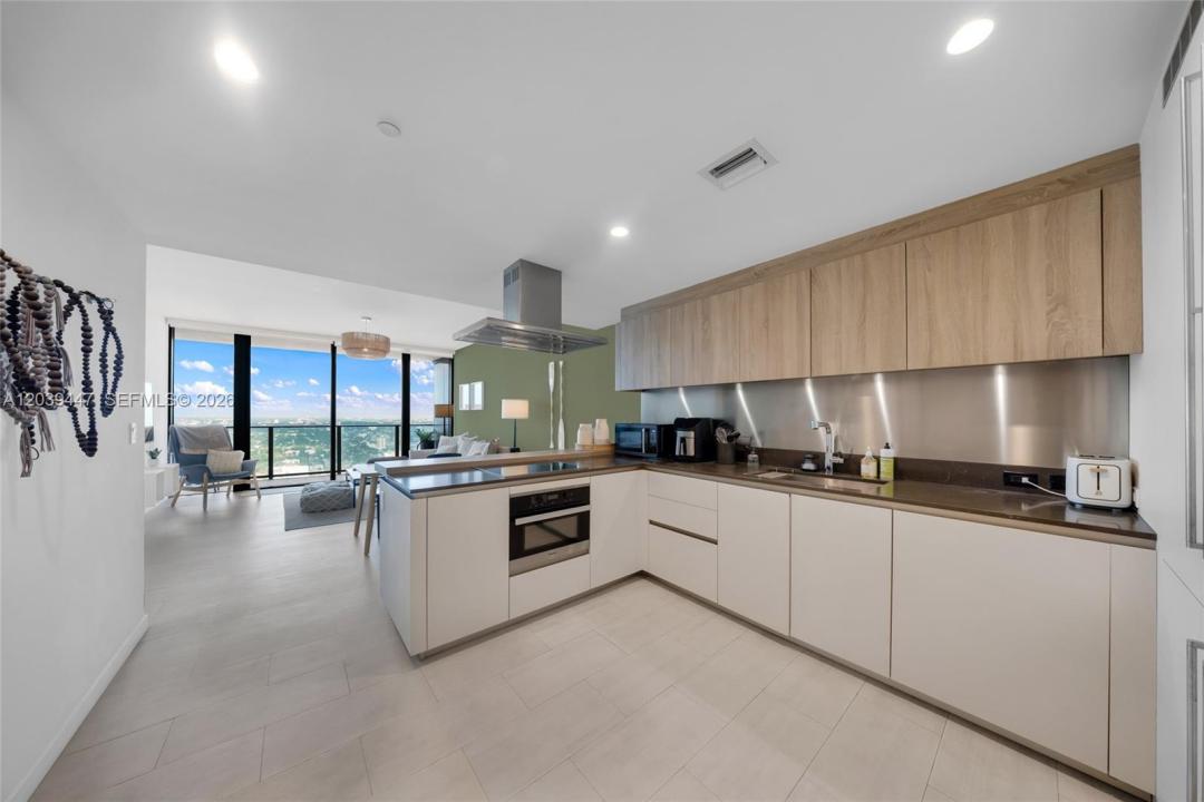 1000 Brickell Plz 4704, Miami, Florida 33131, USA