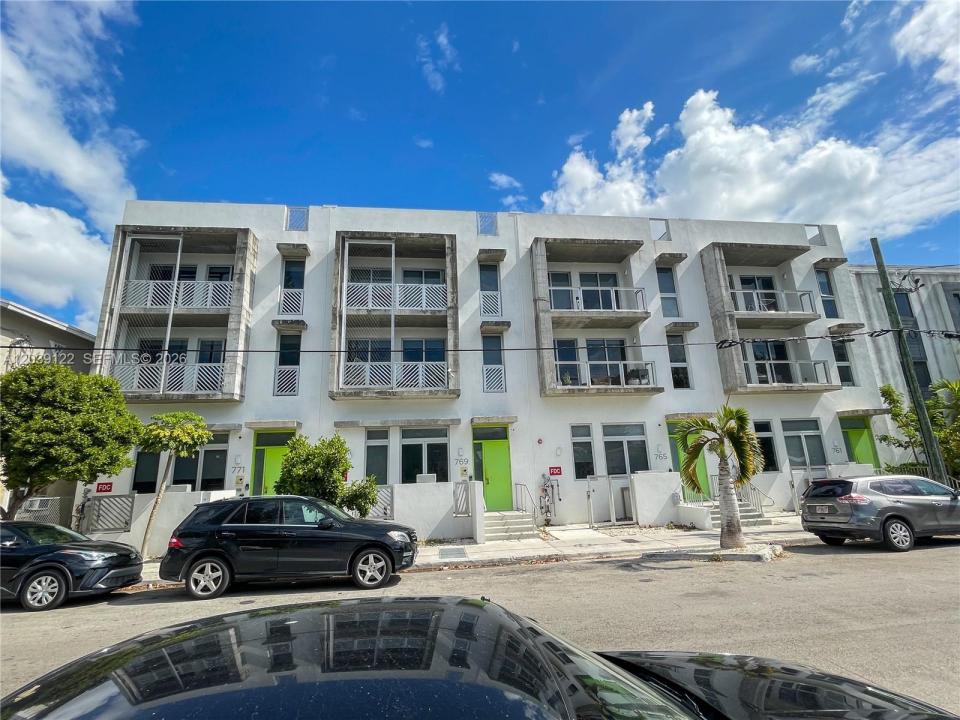 761 NW 1st St, Miami, Florida 33128, USA